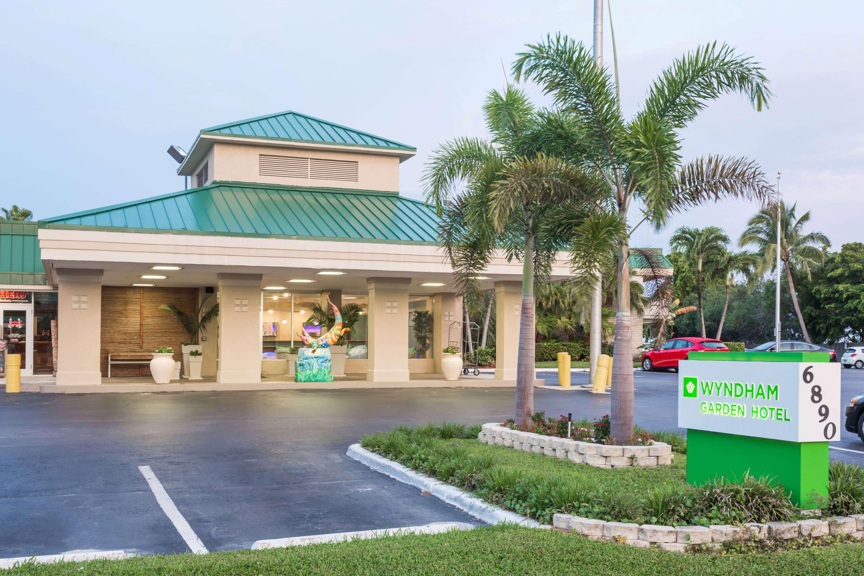 Wyndham Garden Fort Myers Beach Hotel Exterior photo