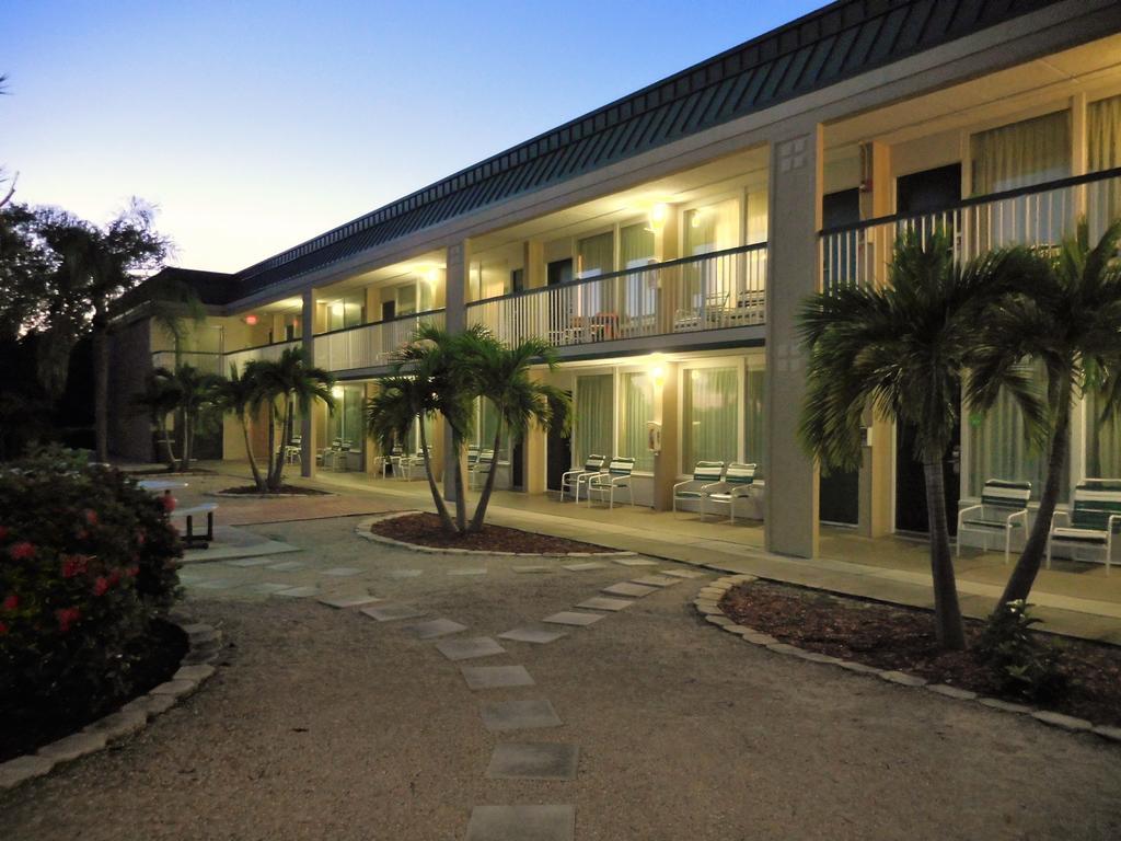 Wyndham Garden Fort Myers Beach Hotel Exterior photo