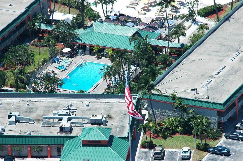 Wyndham Garden Fort Myers Beach Hotel Exterior photo